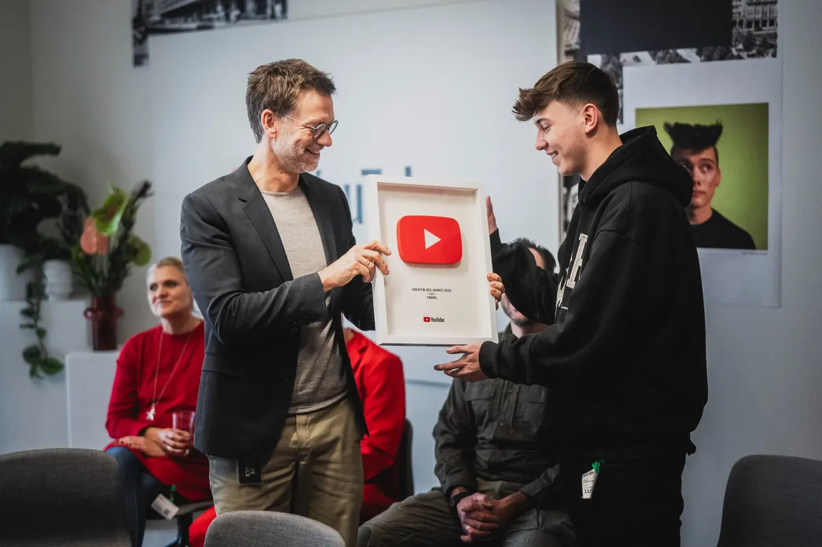 Andreas Briese übergibt Finnel den YouTube Creator des Jahres Award